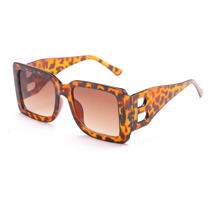 Women oversized sunglasses in elegant design Bowlift