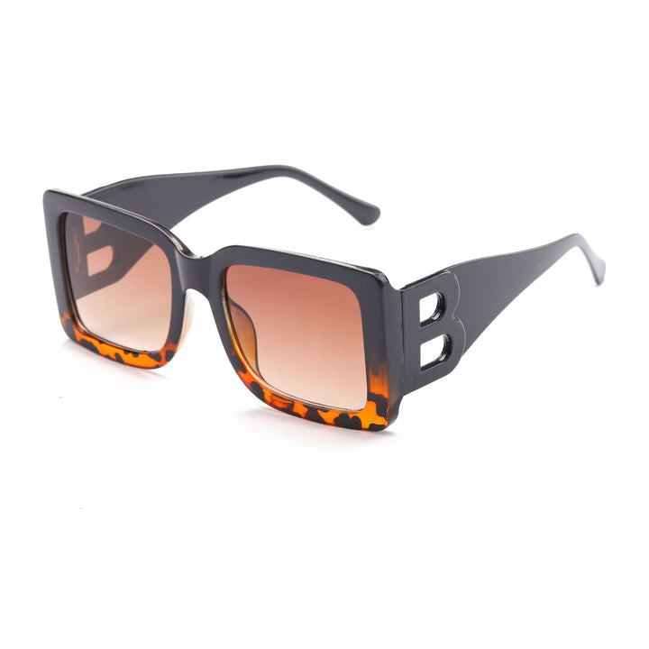 Women oversized sunglasses in elegant design Bowlift