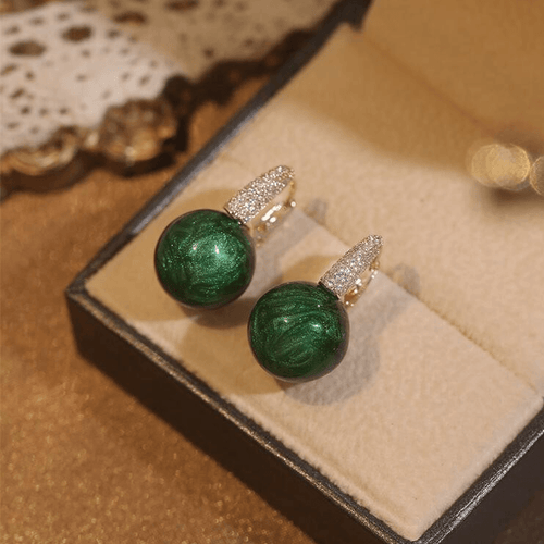 Earrings made of emerald pearls | Bowlift