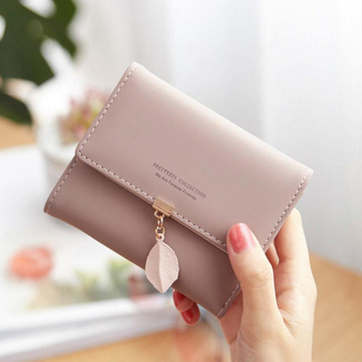 Short wallet with three folds and leaf decor | Bowlift