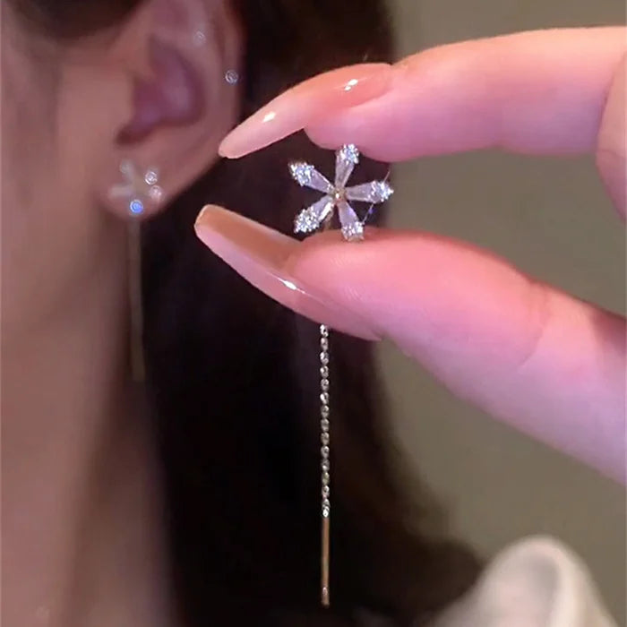 BowLift | Shiny Diamond Flower Earrings