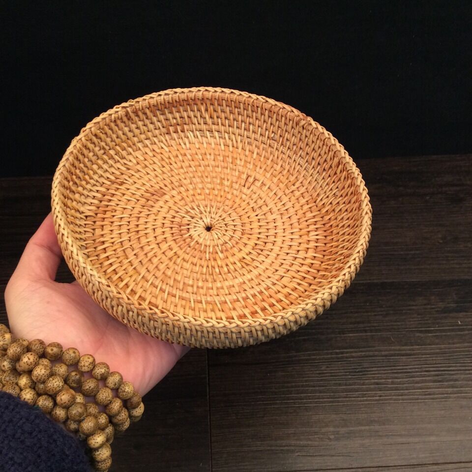 Delicate serving platter made of handcrafted rattan Bowlift