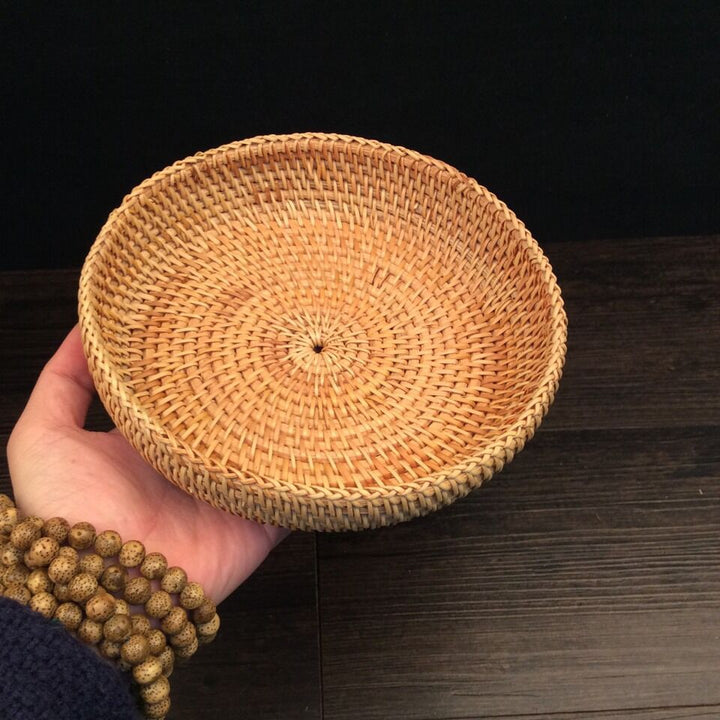 Delicate serving platter made of handcrafted rattan Bowlift