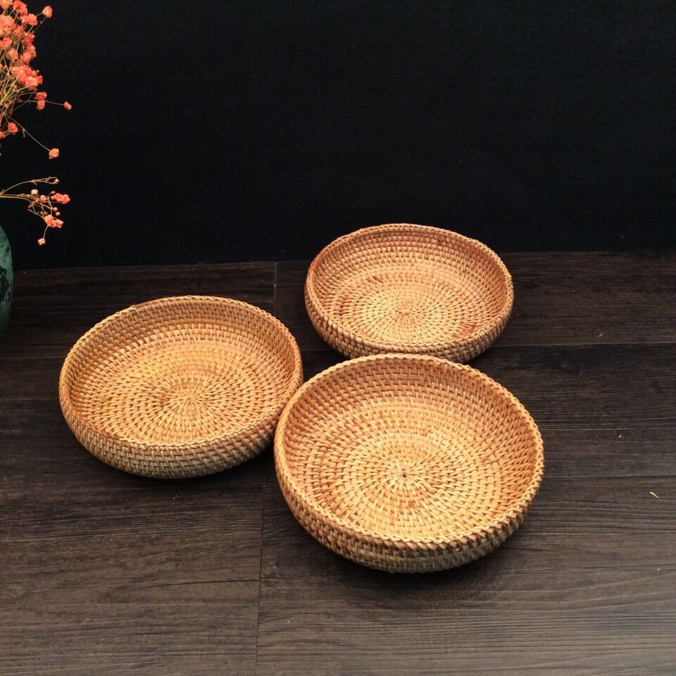 Delicate serving platter made of handcrafted rattan Bowlift
