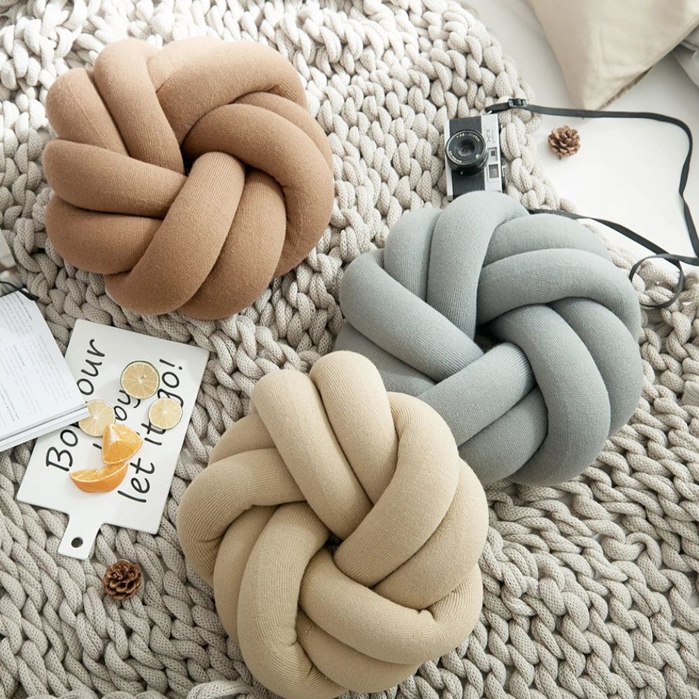 BowLift | Puffy Pretzel Cushion