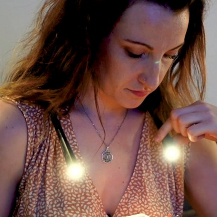 BowLift | LED Reading Light In The Neck