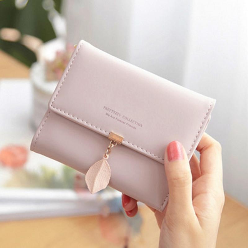 Short wallet with three folds and leaf decor | Bowlift