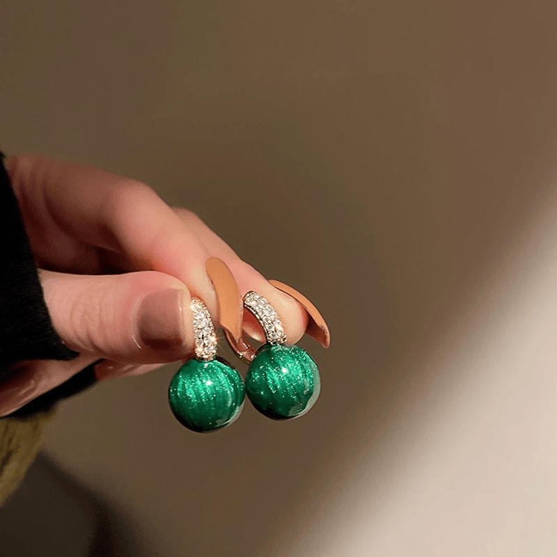Earrings made of emerald pearls | Bowlift