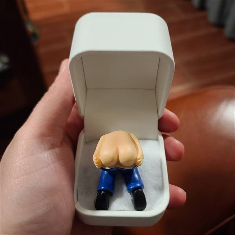BowLift | Farting Butt Engagement Ring Box