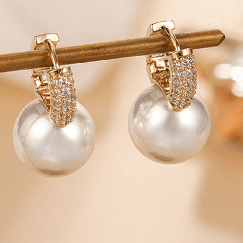 Earrings made of emerald pearls | Bowlift