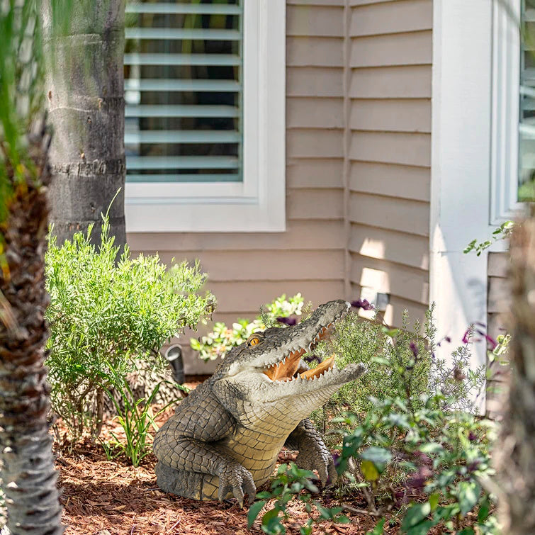 BowLift | Garden Swamp Gator Statue