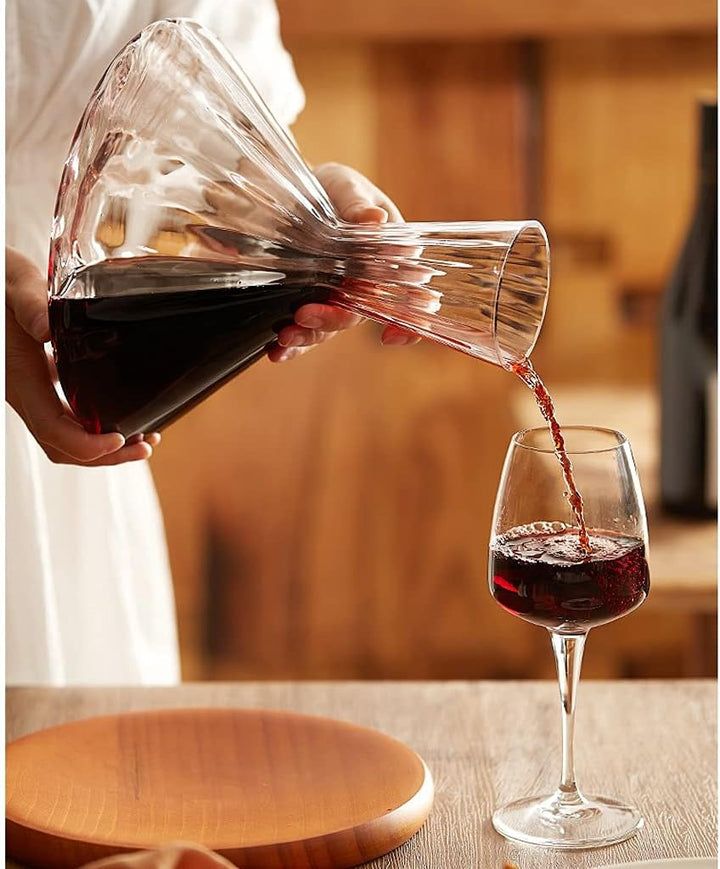 BowLift | Stylish decanter and glass set with a unique design ensuring air circulation