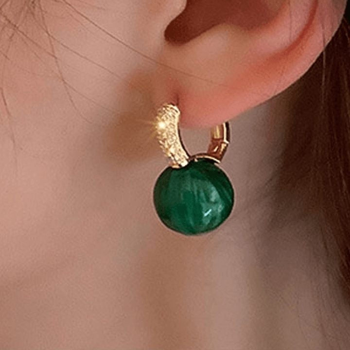 Earrings made of emerald pearls | Bowlift