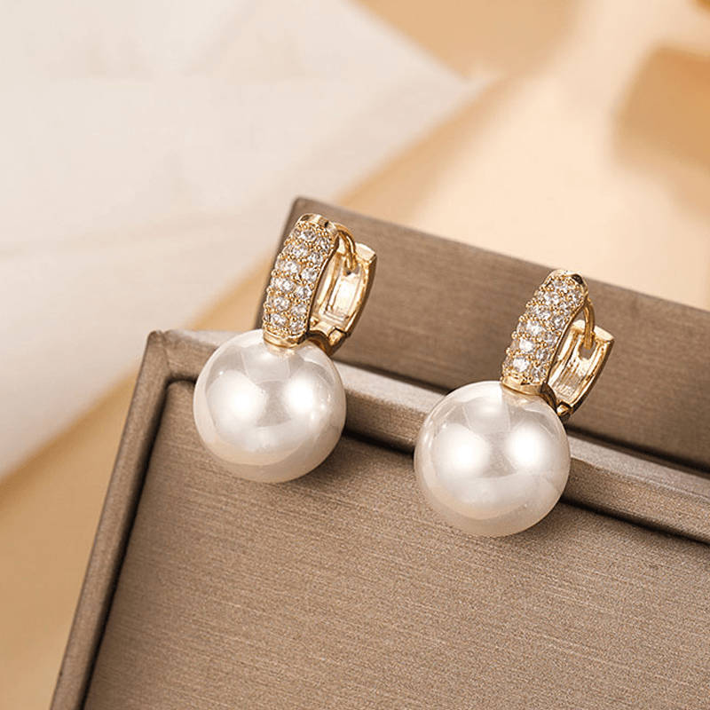 Earrings made of emerald pearls | Bowlift