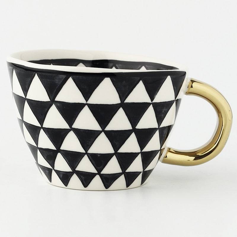 BowLift | Cup with abstract geometric pattern and gold handle