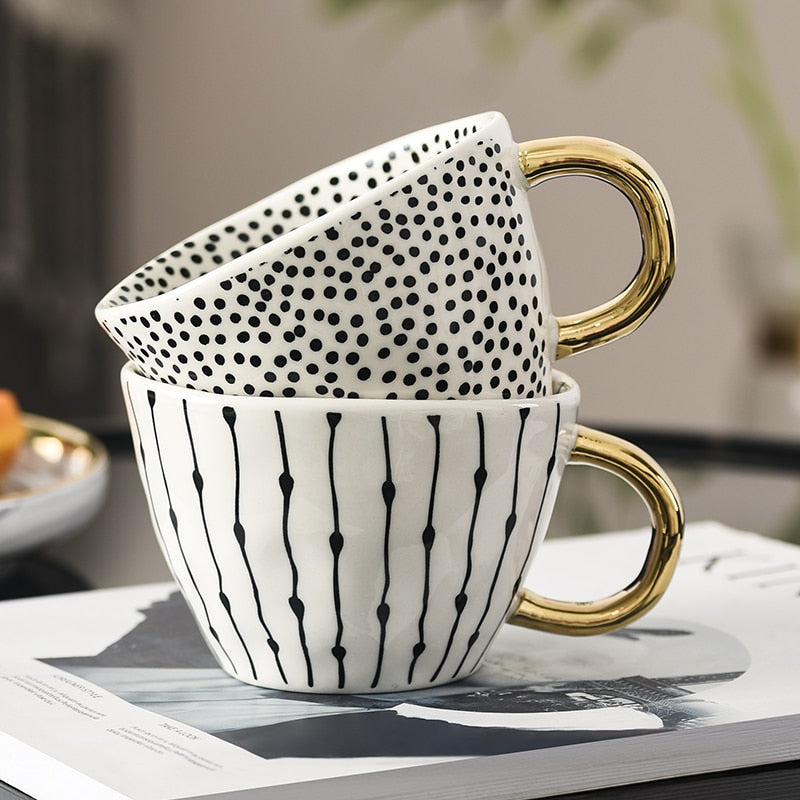 BowLift | Cup with abstract geometric pattern and gold handle