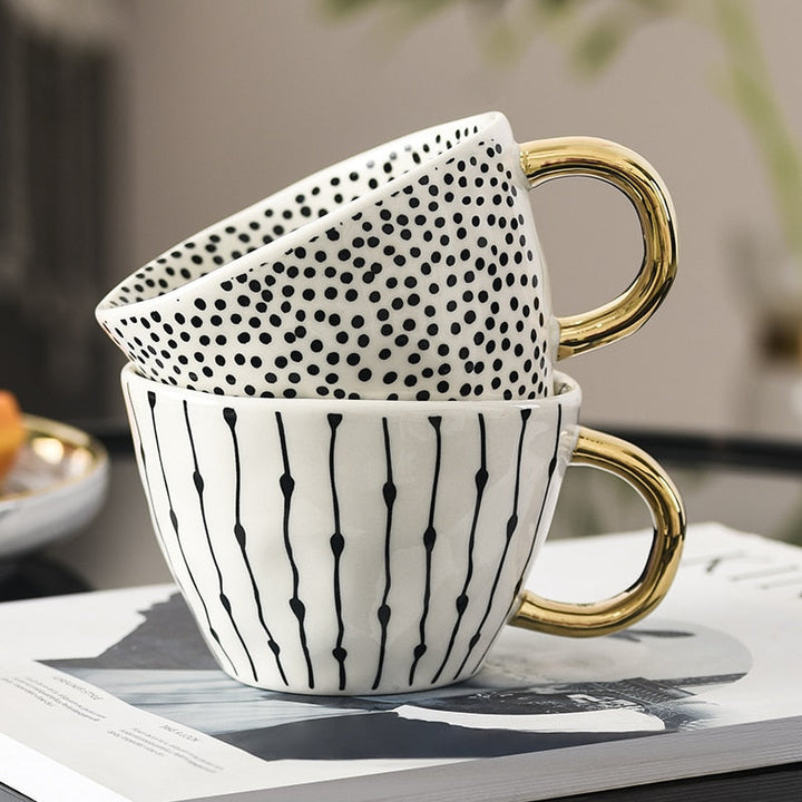 BowLift | Cup with abstract geometric pattern and gold handle