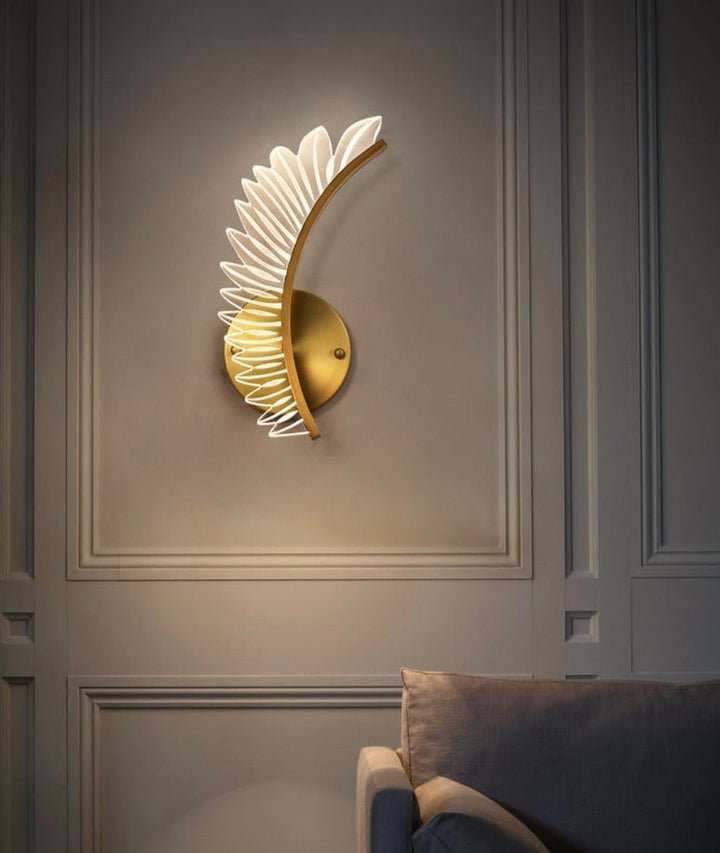 BowLift | Wall Lamp with Nature-Inspired Golden Wing Motif