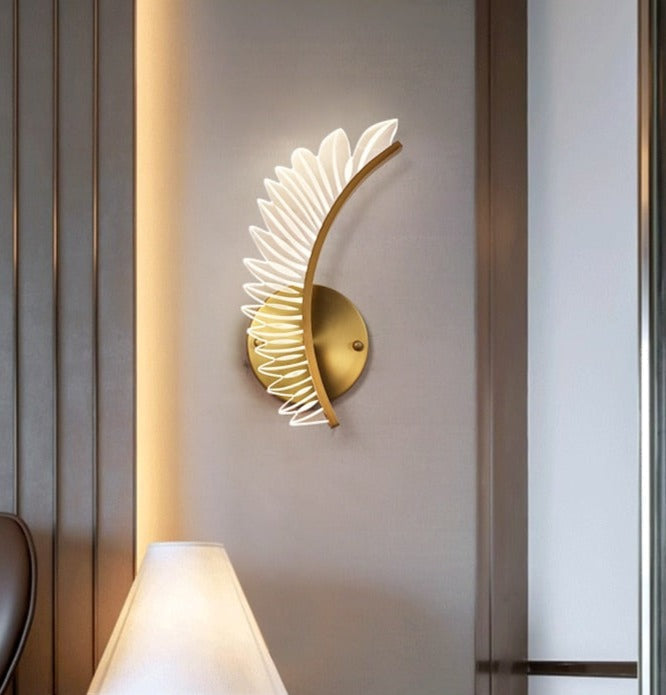 BowLift | Wall Lamp with Nature-Inspired Golden Wing Motif