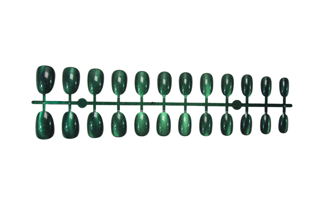 Artificial nail set with shimmering green effects Bowlift