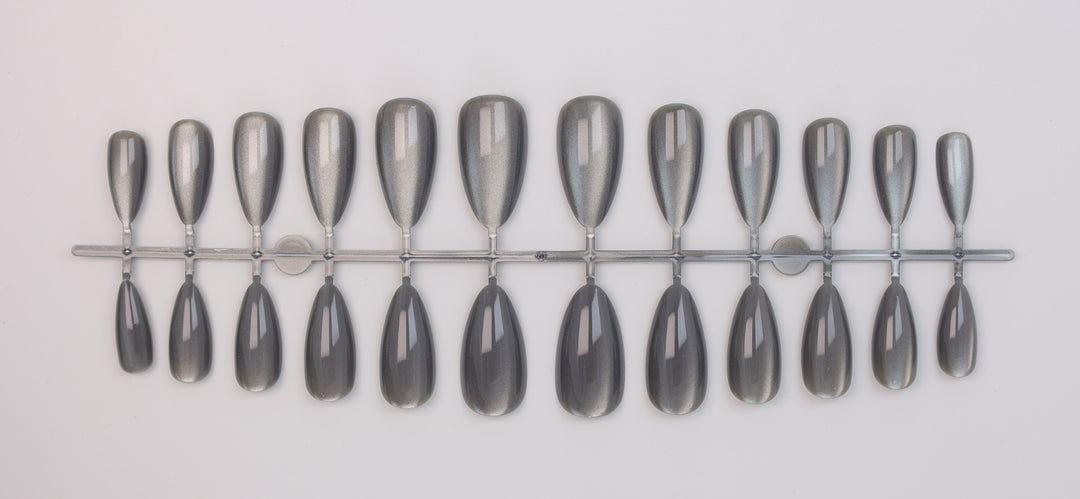 Artificial nail set with shimmering designs Bowlift