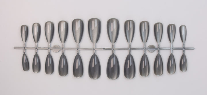 Artificial nail set with shimmering designs Bowlift