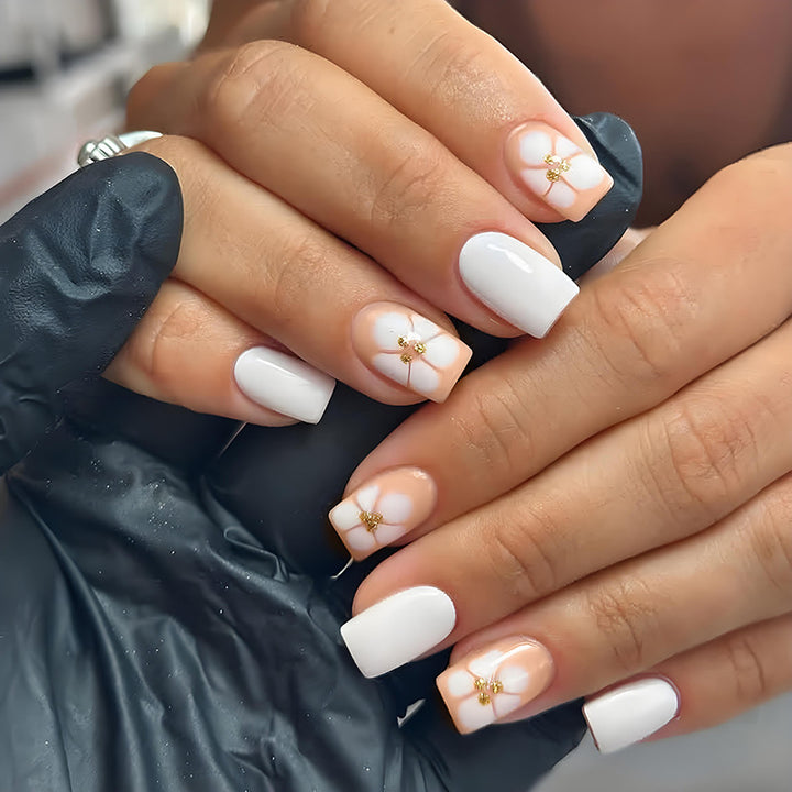 Artificial nail set with luxurious flower design and subtle gold accents Bowlift