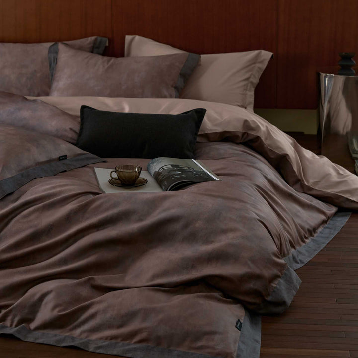 Luxurious velvet bedding set with contrast border