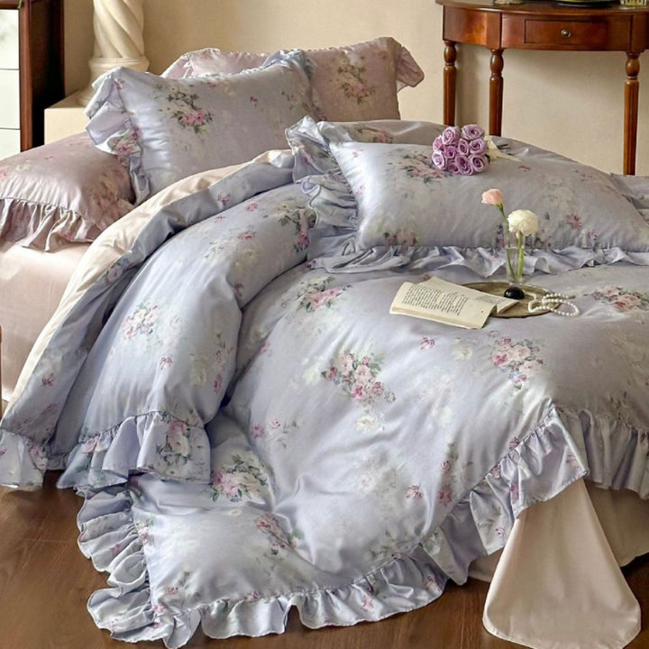 Romantic bedding set with ruffles and vintage floral pattern