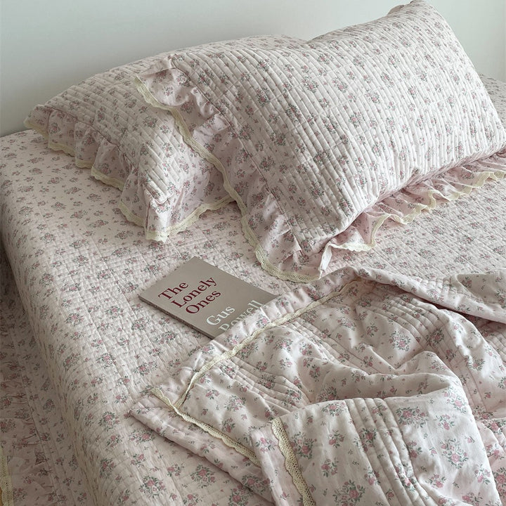 Quilted cotton bedspread set with ruffles and floral vintage pattern