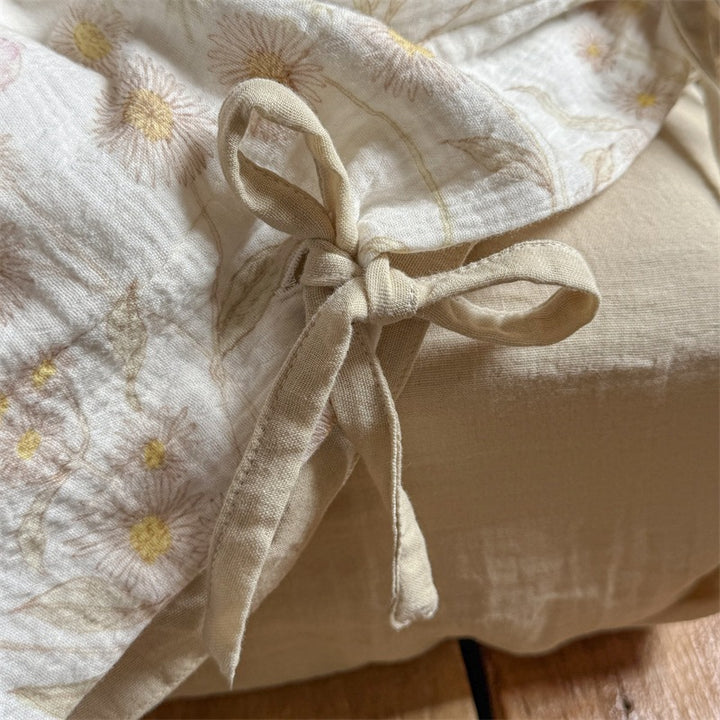 Light cotton gauze bedding set with floral pattern and ties