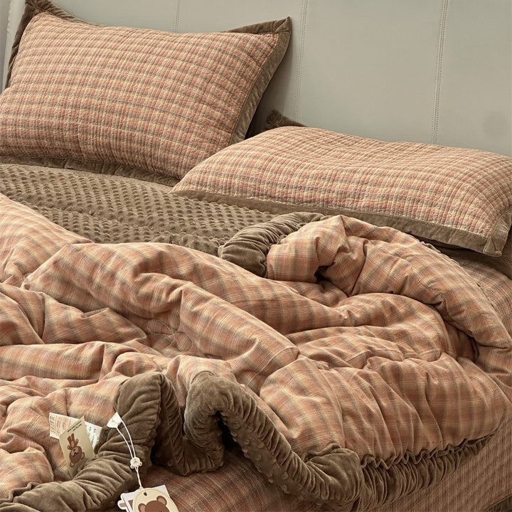 Quilted bedspread and pillow set
