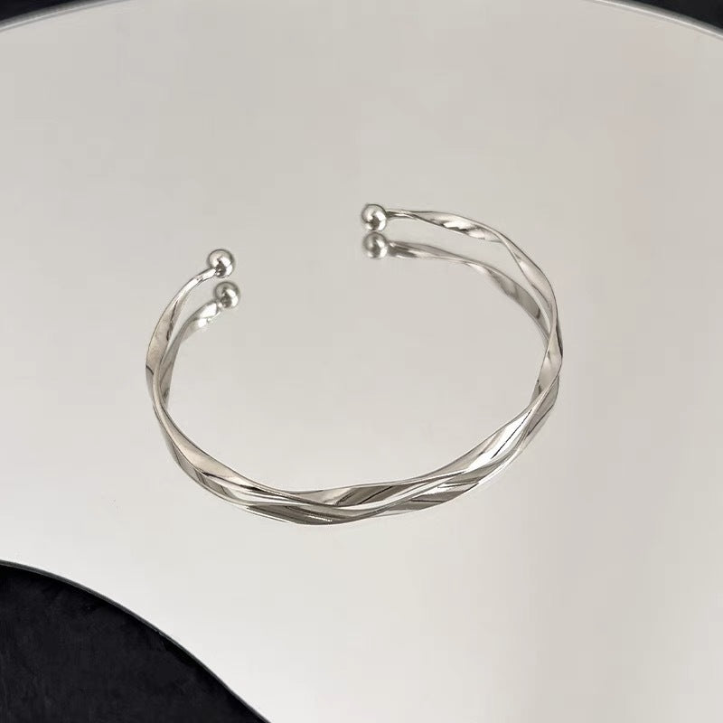 Elegant Silver Fish Charm Bracelet Bowlift