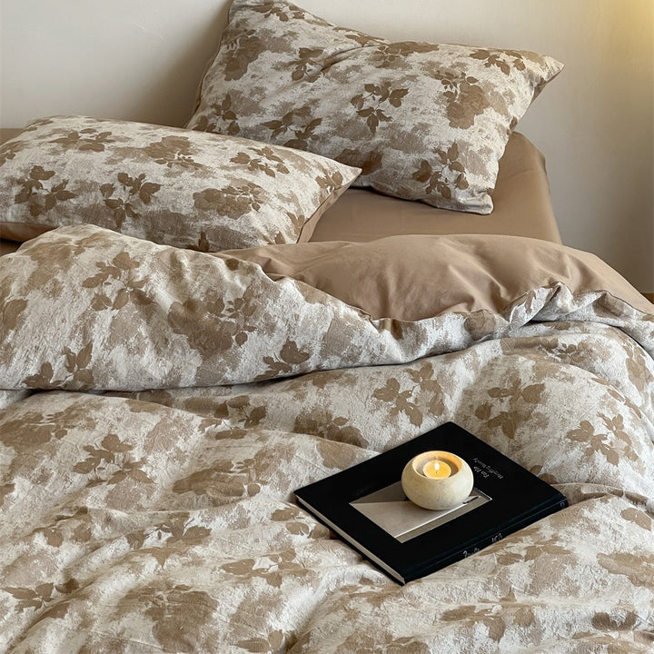 Bedding set made of washed cotton satin with a textured houndstooth pattern and reversible function