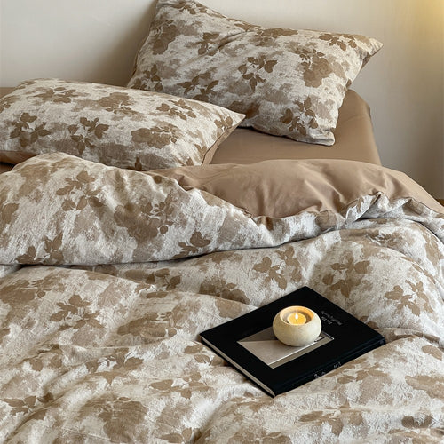 Bedding set made of washed cotton satin with a textured houndstooth pattern and reversible function