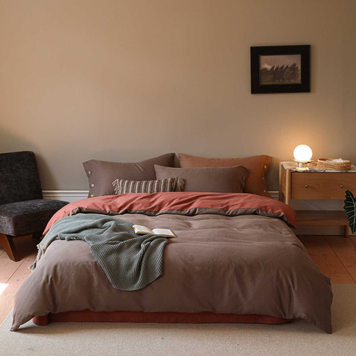 Bedding set made of cotton satin with a raised leaf texture