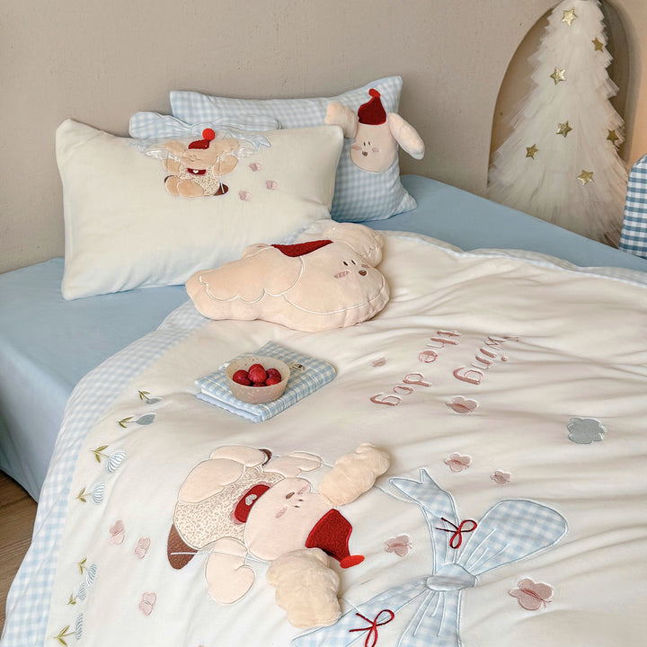 Children's bedding set with quilted blanket and plush applications