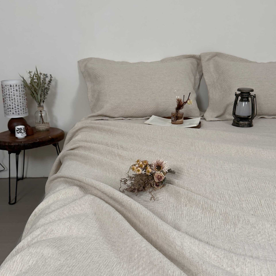 Bedding set in linen look with fine structure