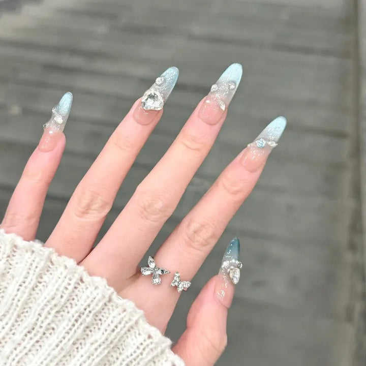 Artifical nails with shiny rhinestone decorations Bowlift