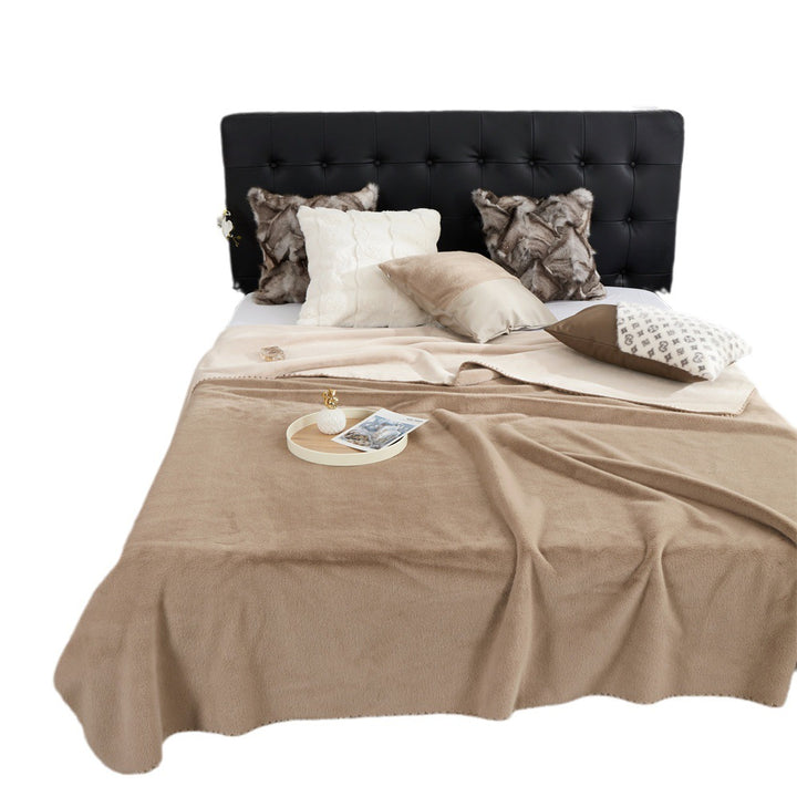 Generous microfleece bedspread with anti-pilling finish and lightweight thermal lining