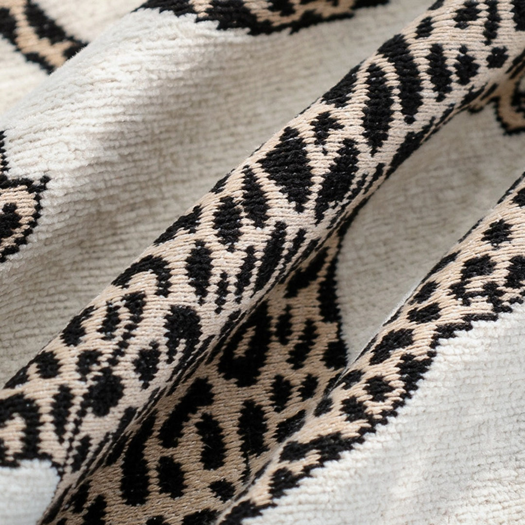 Decorative pillow with luxurious plush knit