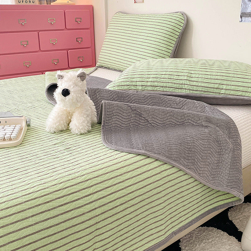 Reversible Quilted Lightweight Bedspread and Pillow Sham Set