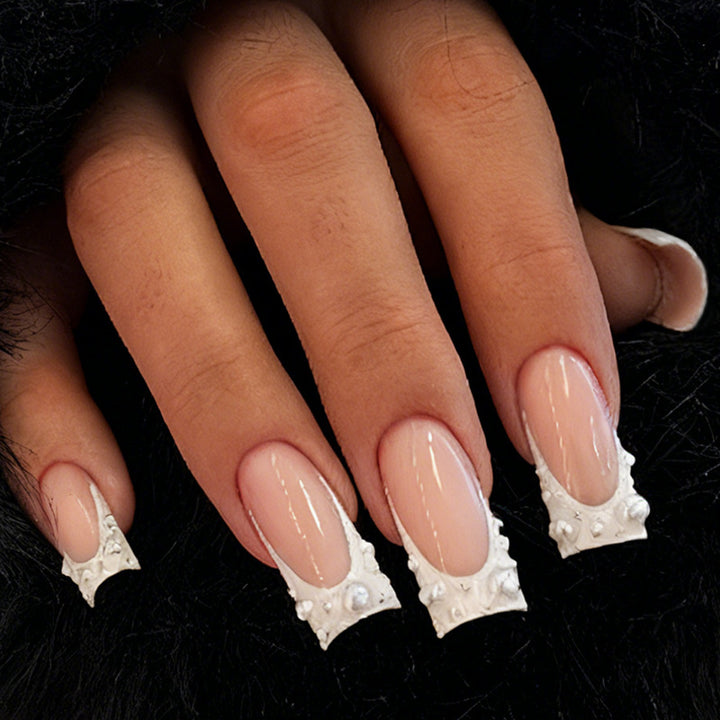 Artificial nails with elegant pearl accents Bowlift
