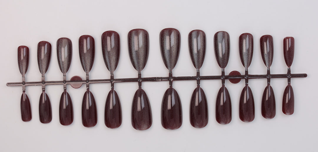 Artificial nail set with shimmering designs Bowlift