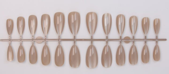 Artificial nail set with shimmering designs Bowlift