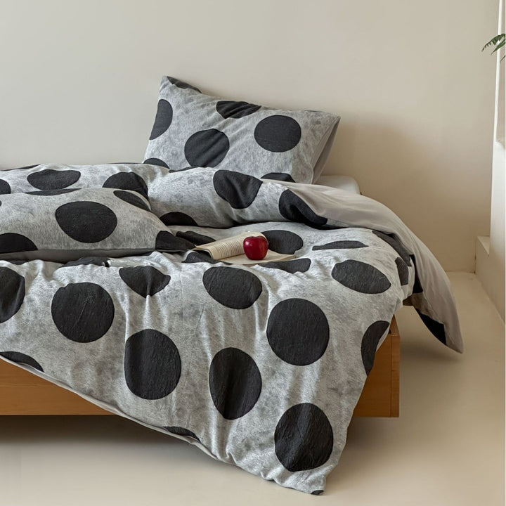 Bedding set with large polka dot pattern and soft jersey touch