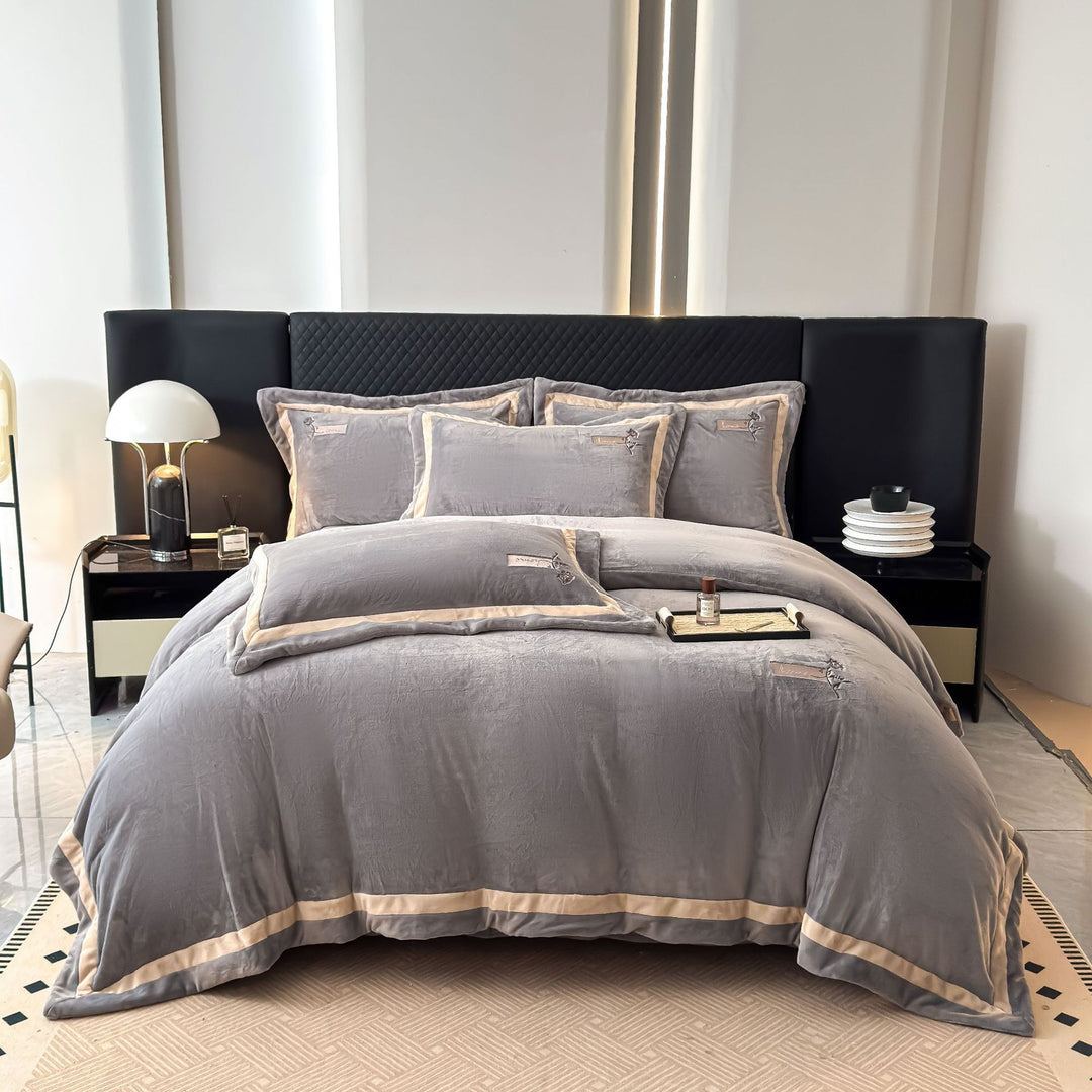 Samt bedding set with pillow covers and quilted border