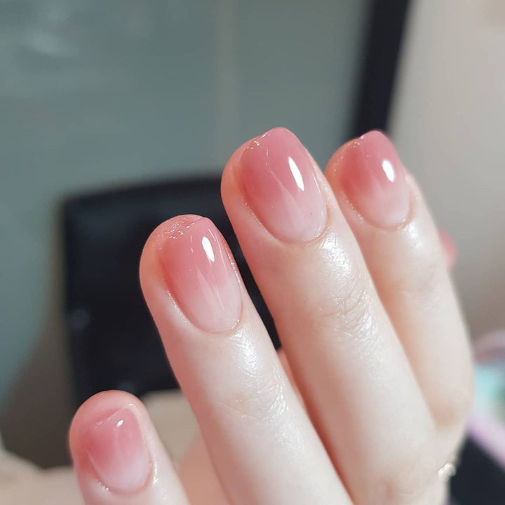 Elegant and high-gloss artificial nails with ombre effect Bowlift