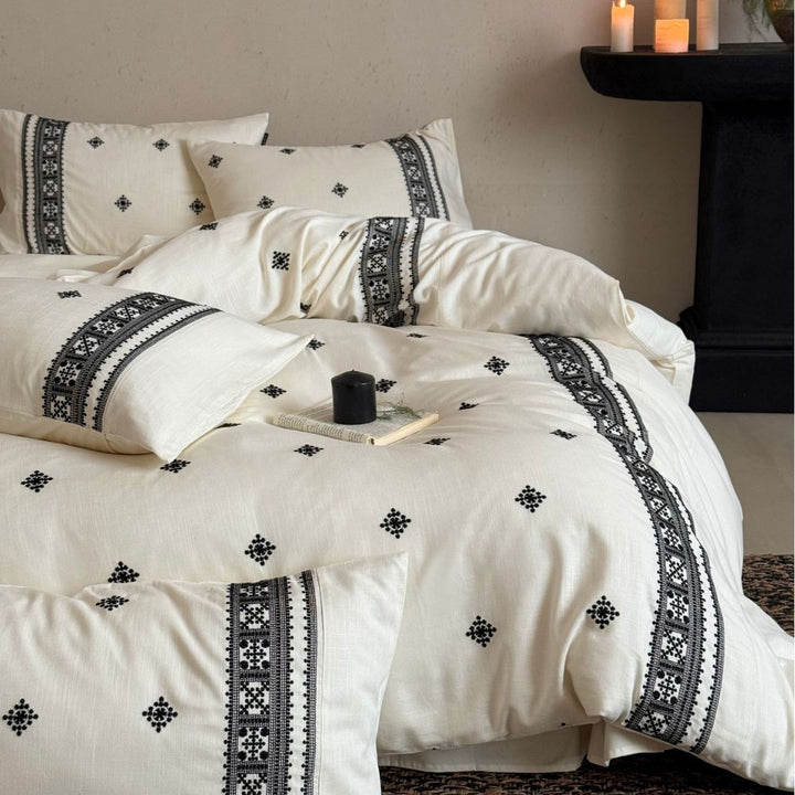Embroidered cotton bedding set with ethnic border