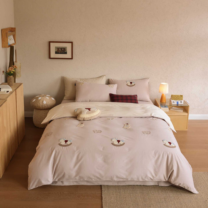 Bedding set with appliquéd cuddly rabbits, ruffle edge and soft cotton blend